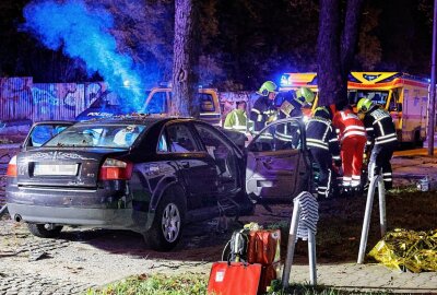 Update zur Verfolgungsjagd in Chemnitz: Audi prallt gegen Baum und klemmt Insassen ein - Eine Verfolgungsjagd der Polizei endete in einem schweren Unfall. Foto: Harry Härtel