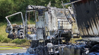 Update zur Vollsperrung auf der A4: LKW Brand zwischen Chemnitz und Lichtenau - Um 13:15 Uhr wurde der Polizeidirektion Chemnitz ein Brand auf der A4 gemeldet. 