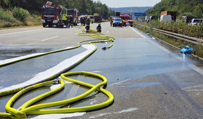 Update zur Vollsperrung auf der A4: LKW Brand zwischen Chemnitz und Lichtenau - Um 13:15 Uhr wurde der Polizeidirektion Chemnitz ein Brand auf der A4 gemeldet. 