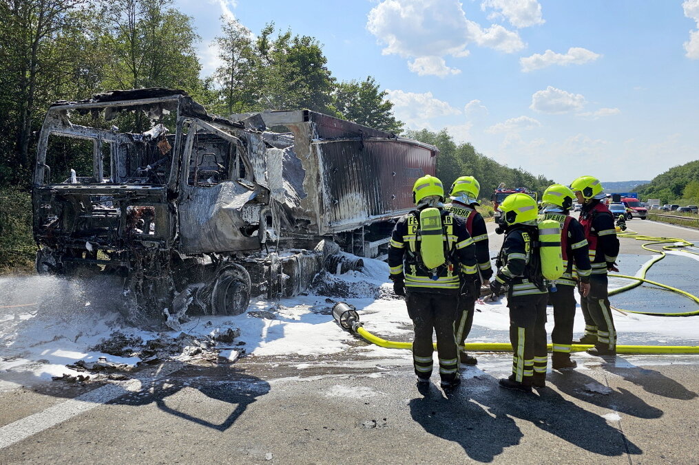 Update zur Vollsperrung auf der A4: LKW Brand zwischen Chemnitz und Lichtenau - Um 13:15 Uhr wurde der Polizeidirektion Chemnitz ein Brand auf der A4 gemeldet. 