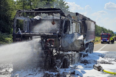 Update zur Vollsperrung auf der A4: LKW Brand zwischen Chemnitz und Lichtenau - Ein LKW, der mit Kohlekoks beladen war, stand in Flammen.