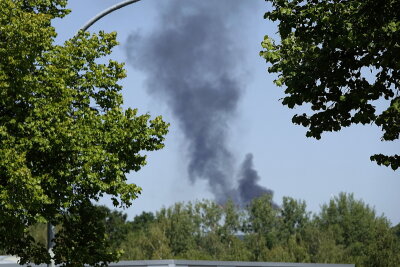 Update zur Vollsperrung auf der A4: LKW Brand zwischen Chemnitz und Lichtenau - Die Flammen waren weit zu sehen.