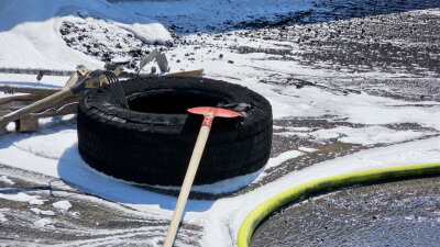 Update zur Vollsperrung auf der A4: LKW Brand zwischen Chemnitz und Lichtenau - Aufgrund des Unfalls musste die A4 in beide Fahrtrichtungen vollständig gesperrt werden.