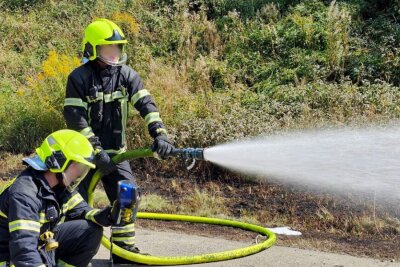 Update zur Vollsperrung auf der A4: LKW Brand zwischen Chemnitz und Lichtenau - Einsätzkräfte sind vor Ort und löschen den Brand.