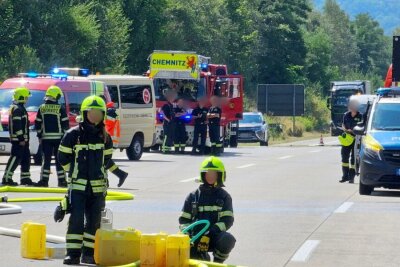 Update zur Vollsperrung auf der A4: LKW Brand zwischen Chemnitz und Lichtenau - Einsätzkräfte sind vor Ort und löschen den Brand.