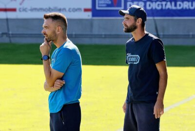 Update: Zwei Neue und ein unerwarteter Abgang beim CFC - Hoffen auf den Durchbruch in der Offensive: CFC-Cheftrainer Benjamin Duda und Co-Trainer Niklas Hoheneder (v.l.). Foto: Harry Härtel