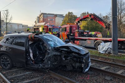 Update: Zwei schwer verletzte Personen nach Crash in Chemnitz - Zwei schwer verletzte Personen nach Unfall in Chemnitz. Foto: xcitepress