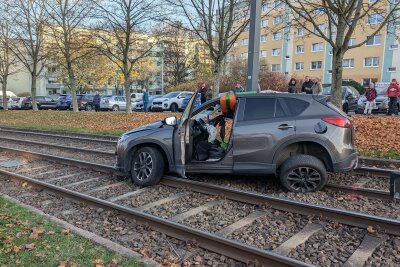 Update: Zwei schwer verletzte Personen nach Crash in Chemnitz - Zwei schwer verletzte Personen nach Unfall in Chemnitz. Foto: xcitepress