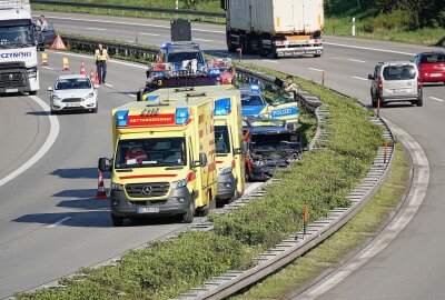 Update: Zwei verletzte Kinder bei Unfall auf der A17 - Die drei verletzten Personen mussten sofort ins Krankenhaus. Foto: Roland Halkasch