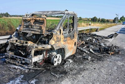 Urlaubsfahrt endet abrupt: Wohnmobil brennt auf Autobahn vollständig aus - Am Mittwochnachmittag ging ein Wohnwagen auf der A14 bei Döbeln in Flammen auf. Foto: EHL Media/Dietmar Thomas