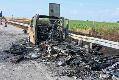 Urlaubsfahrt endet abrupt: Wohnmobil brennt auf Autobahn vollständig aus - Am Mittwochnachmittag ging ein Wohnwagen auf der A14 bei Döbeln in Flammen auf. Foto: EHL Media/Dietmar Thomas