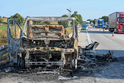 Urlaubsfahrt endet abrupt: Wohnmobil brennt auf Autobahn vollständig aus - Am Mittwochnachmittag ging ein Wohnwagen auf der A14 bei Döbeln in Flammen auf. Foto: EHL Media/Dietmar Thomas