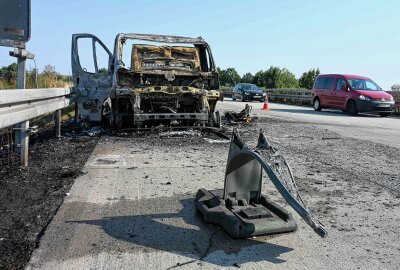 Urlaubsfahrt endet abrupt: Wohnmobil brennt auf Autobahn vollständig aus - Am Mittwochnachmittag ging ein Wohnwagen auf der A14 bei Döbeln in Flammen auf. Foto: EHL Media/Dietmar Thomas