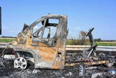 Urlaubsfahrt endet abrupt: Wohnmobil brennt auf Autobahn vollständig aus - Am Mittwochnachmittag ging ein Wohnwagen auf der A14 bei Döbeln in Flammen auf. Foto: EHL Media/Dietmar Thomas