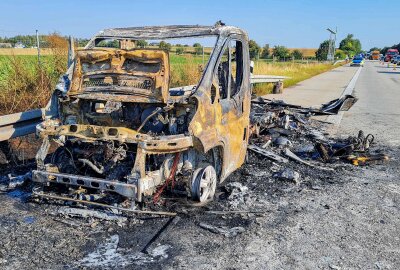 Urlaubsfahrt endet abrupt: Wohnmobil brennt auf Autobahn vollständig aus - Am Mittwochnachmittag ging ein Wohnwagen auf der A14 bei Döbeln in Flammen auf. Foto: EHL Media/Dietmar Thomas