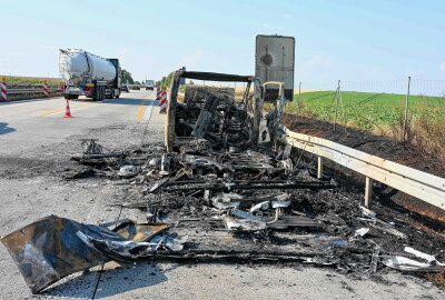 Urlaubsfahrt endet abrupt: Wohnmobil brennt auf Autobahn vollständig aus - Am Mittwochnachmittag ging ein Wohnwagen auf der A14 bei Döbeln in Flammen auf. Foto: EHL Media/Dietmar Thomas