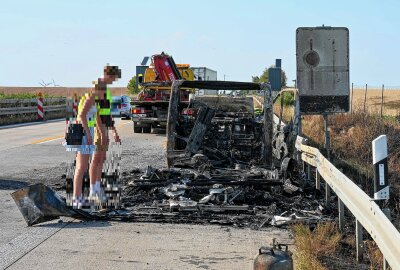 Urlaubsfahrt endet abrupt: Wohnmobil brennt auf Autobahn vollständig aus - Am Mittwochnachmittag ging ein Wohnwagen auf der A14 bei Döbeln in Flammen auf. Foto: EHL Media/Dietmar Thomas