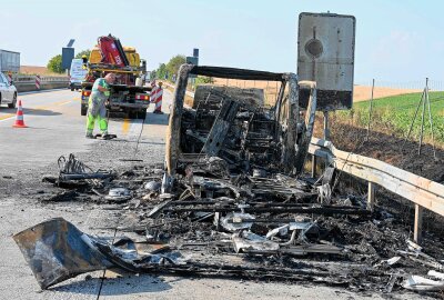 Urlaubsfahrt endet abrupt: Wohnmobil brennt auf Autobahn vollständig aus - Am Mittwochnachmittag ging ein Wohnwagen auf der A14 bei Döbeln in Flammen auf. Foto: EHL Media/Dietmar Thomas