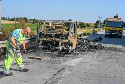 Urlaubsfahrt endet abrupt: Wohnmobil brennt auf Autobahn vollständig aus - Am Mittwochnachmittag ging ein Wohnwagen auf der A14 bei Döbeln in Flammen auf. Foto: EHL Media/Dietmar Thomas