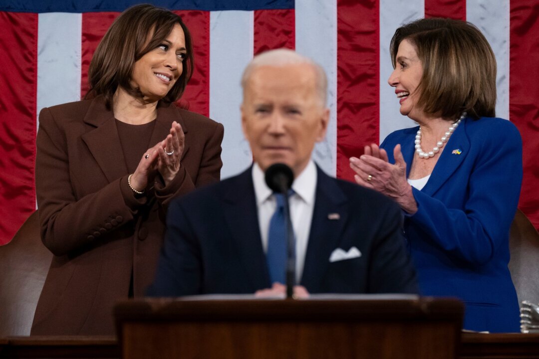 US-Demokratin Pelosi bedauert späten Rückzug Bidens - Einst vereint in trauter Dreisamkeit: Vizepräsidentin Harris, Präsident Biden und Parlaments-Frontfrau Pelosi. (Archivbild)