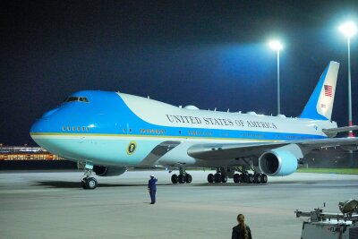 US-Präsident Biden zu Kurzbesuch in Berlin eingetroffen - Biden zu Besuch in Berlin gelandet. 