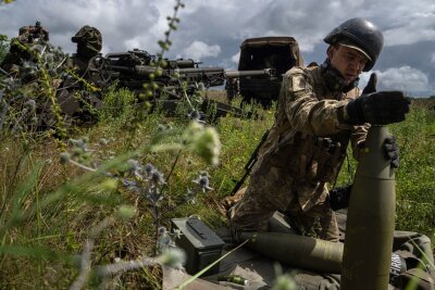 US-Rüstungsfirmen dürfen Personal in der Ukraine einsetzen - Eine von den USA gelieferte Haubitze im Einsatz in der Ukraine. Die USA sind der wichtigste Waffenlieferant des von Russland angegriffenen Landes. (Archivbild)