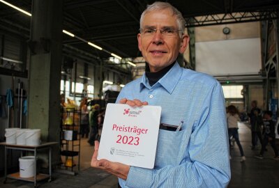 UVR-FIA GmbH gewinnt Preis für das Projekt "Kleine Rohstoff-Forscher" - Dr. Henning Morgenroth- Geschäftführer der UVR-FIA mit der Preisträger- Plakette. Foto: Renate Fischer