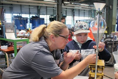 UVR-FIA GmbH gewinnt Preis für das Projekt "Kleine Rohstoff-Forscher" - Beim Abfüllen der Proben ist Präzision wichtig erklärt Therese Braun. Foto: Renate Fischer