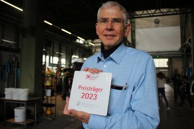 UVR-FIA GmbH gewinnt Preis für das Projekt "Kleine Rohstoff-Forscher" - Dr. Henning Morgenroth- Geschäftführer der UVR-FIA mit der Preisträger- Plakette. Foto: Renate Fischer