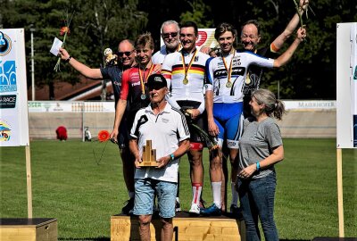 Vater und Sohn holen Bronze bei Deutscher Meisterschaft - Sven und Constantin Lohse (oben rechts) waren zur Siegerehrung gut gelaunt. Foto: Team Lohse