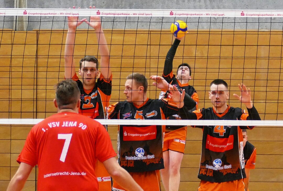 VC Zschopau als einziger Ost-Regionalligst noch ohne Satzverlust - Thomas Hanauer (hinten), hier zu sehen im Spiel gegen Jena, legte beim Auswärtssieg in Leipzig im zweiten Satz eine beeindruckende Aufschlagserie hin. Foto: Andreas Bauer