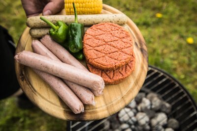 Vegan ernähren: So klappt der Umstieg - Fleischersatzprodukte können den Umstieg erleichtern, allerdings sollten sie nicht zu oft auf dem Speiseplan stehen.