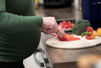 Vegan ernähren: So klappt der Umstieg - Auch Schwangere können sich vegan ernähren, sollten aber einen Mangel unbedingt vermeiden.