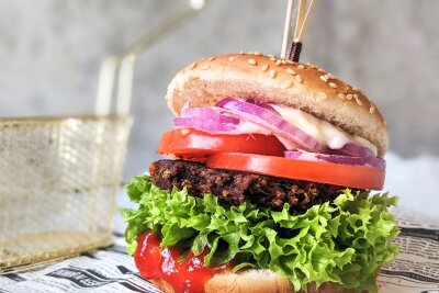 Vegan ernähren: So klappt der Umstieg - Sich vegan zu ernähren bedeutet nicht, auf seine Lieblingsgerichte zu verzichten.