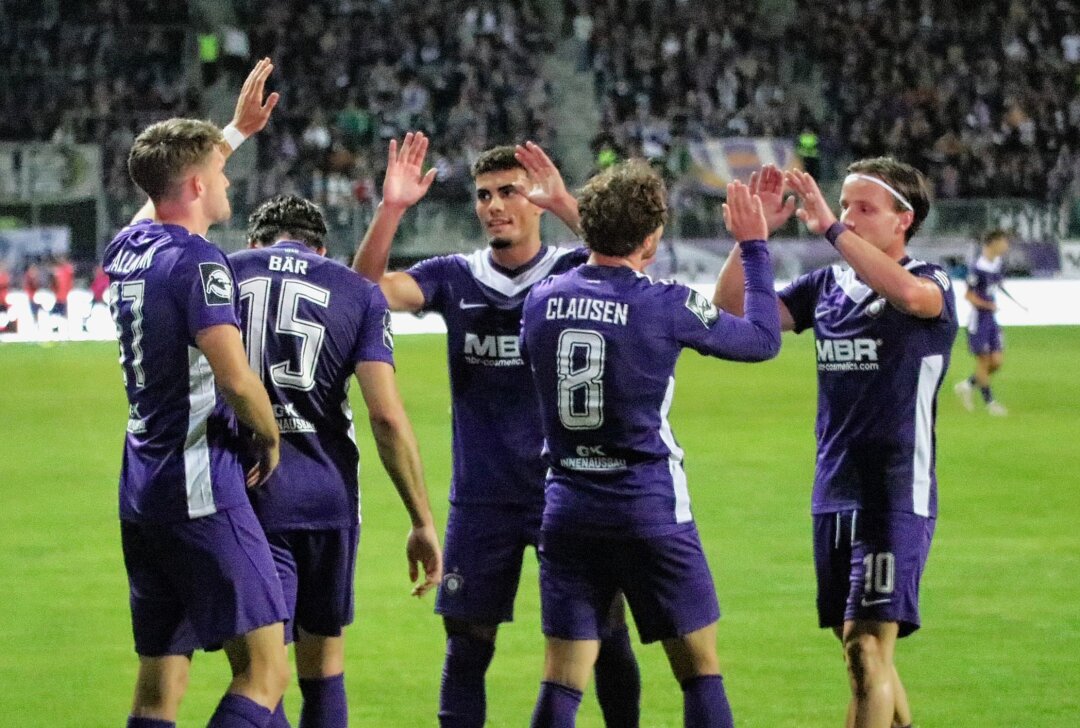 Veilchen im Freudentaumel: FC Erzgebirge Aue erkämpft sich nächsten Heimsieg - Der Jubel nachdem 2-0 durch Mika Clausen. Foto: Alexander Gerber