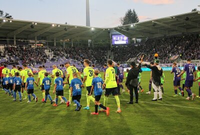 Veilchen im Freudentaumel: FC Erzgebirge Aue erkämpft sich nächsten Heimsieg - Beide Mannschaften laufen unter Flutlicht ins Erzgebirgsstadion ein. Foto: Alexander Gerber