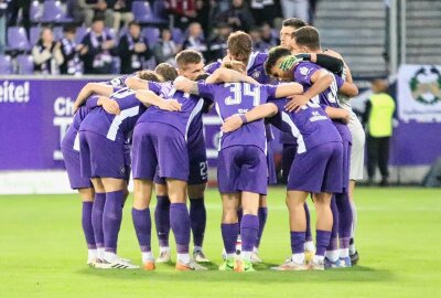 Veilchen im Freudentaumel: FC Erzgebirge Aue erkämpft sich nächsten Heimsieg - Aues Mannschaft schwört sich ein. Foto: Alexander Gerber