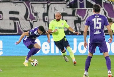 Veilchen im Freudentaumel: FC Erzgebirge Aue erkämpft sich nächsten Heimsieg - Linus Rosenlöcher behauptet hier das Leder. Foto: Alexander Gerber