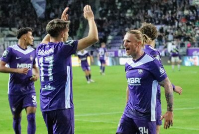 Veilchen im Freudentaumel: FC Erzgebirge Aue erkämpft sich nächsten Heimsieg - Riesenjubel nach der 1-0 Führung. Foto: Alexander Gerber