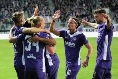 Veilchen im Freudentaumel: FC Erzgebirge Aue erkämpft sich nächsten Heimsieg - Marvin Stefaniak jubelt nachdem 1-0. Foto: Alexander Gerber