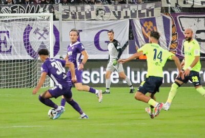 Veilchen im Freudentaumel: FC Erzgebirge Aue erkämpft sich nächsten Heimsieg - Aue hatte die Partie über weite Strecken sehr gut im Griff. Foto: Alexander Gerber