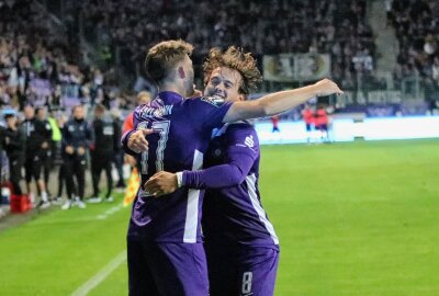 Veilchen im Freudentaumel: FC Erzgebirge Aue erkämpft sich nächsten Heimsieg - Pascal Armando Fallmann (links) und Mika Clausen bejubeln das 2-0 für die Veilchen. Foto: Alexander Gerber