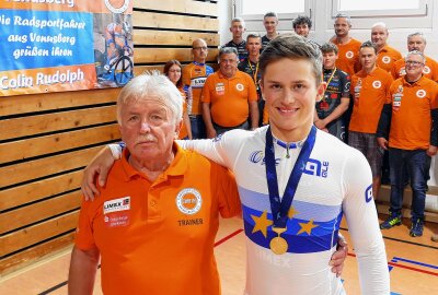 Venusberger Junioren-Radsportler gewinnt EM-Titel auf der Bahn - Wie im Vorjahr konnte Trainer Klaus Fischer seinem Schützling Colin Rudolph zu einer internationalen Goldmedaille gratulieren. Foto: Andreas Bauer