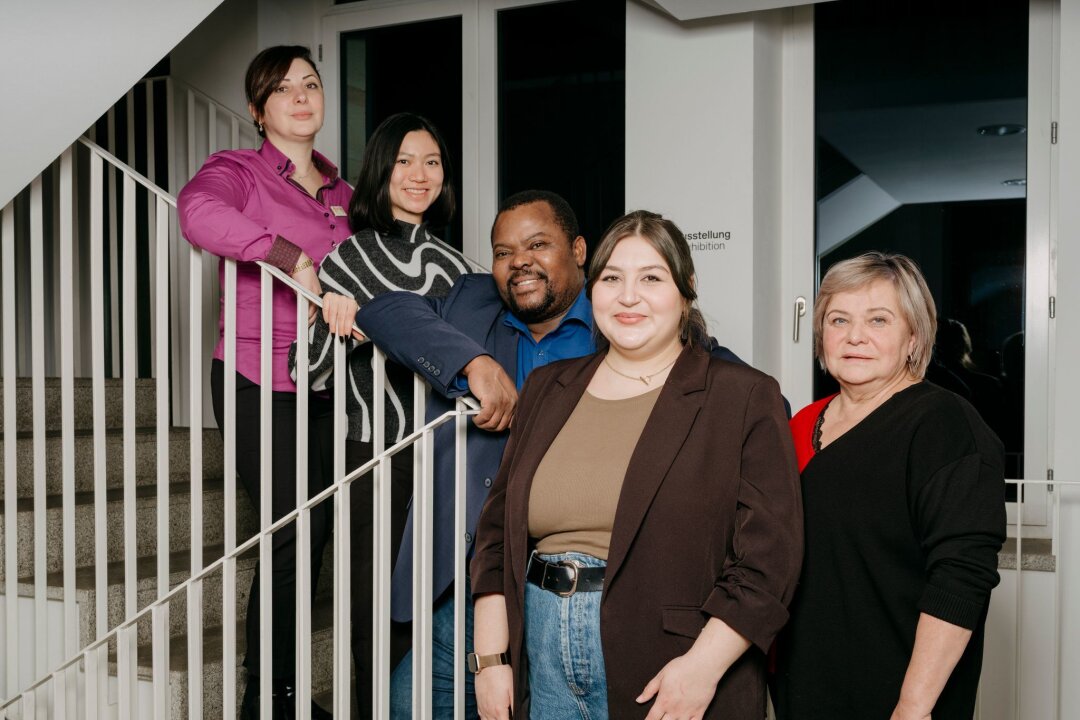 Verband migrantischer Organisationen in Sachsen gegründet - In Sachsen hat sich ein neuer Landesverband zur Vertretung migrantischer Interessen gegründet. Irma Tchankoshvili (l-r), Thao Huynh, Emiliano Chaimite, Natalie Adakh und Elena Helmer sind die Mitglieder des neuen Vorstands des Landesverbandes migrantischer Organisationen. (Foto: Handout)