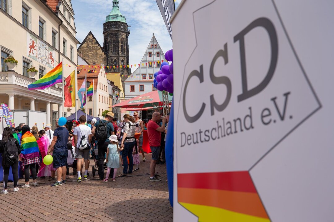 Verband ruft zur CSD-Teilnahme in kleinen Städten auf - Ein Aufsteller des CSD Deutschland e.V. steht beim achten Christopher Street Day (CSD) in Pirna.
