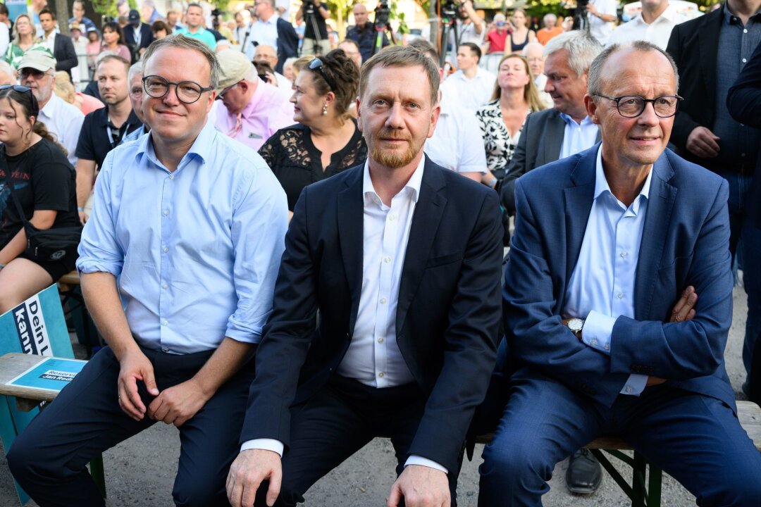 Verband warnt vor Hängepartie bei Regierungsbildung - Die CDU-Landesspitzen Mario Voigt (links) und Michael Kretschmer (Mitte) stehen in der Verantwortung, in Sachsen und Thüringen eine Regierung mit der SPD und dem BSW zu bilden. (Archivbild)