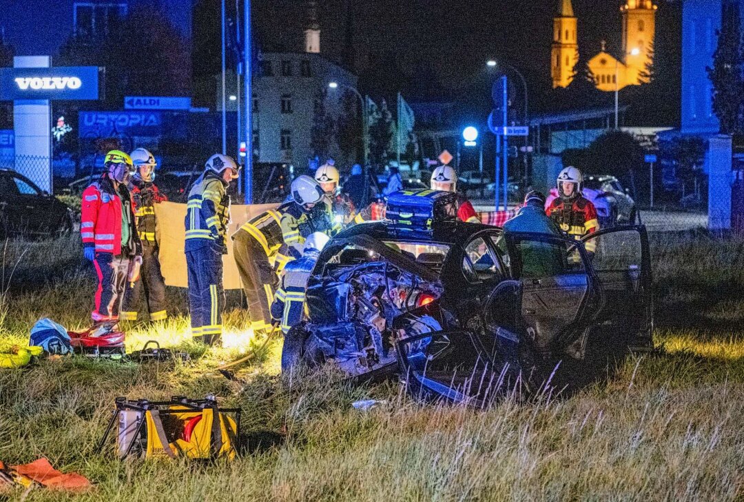 Verbotenes Autorennen in Zittau: Fahrer verliert auf nasser Straße Kontrolle über PKW - Der Versuch eine 18-Jährige zu einem verbotenen Kraftfahrzeugrennen zu überzeugen, ging in der Nacht zum Samstag in mehrfacher Hinsicht schief. Foto: xcitepress