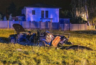 Verbotenes Autorennen in Zittau: Fahrer verliert auf nasser Straße Kontrolle über PKW - Im Kreuzungsbereich zur Rietschelstraße verlor der Fahrer auf regennasser Fahrbahn die Kontrolle, kam von der Fahrbahn ab, krachte gegen eine Ampel, durchbrach eine Grundstücksumfriedung und überschlug sich mehrfach. Foto: xcitepress