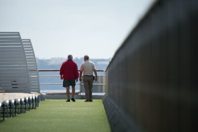 Verbraucherzentrale: Bei Seniorenreisen genau hinschauen - Der Begriff "Seniorenreise" ist nicht geschützt. Deshalb ist es so wichtig, die Leistungen genau zu prüfen, ehe man bucht.