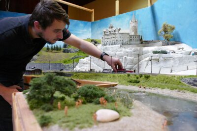 "Verein des Jahres" präsentiert in Zschopau seine kleine Eisenbahnwelt - Auch vor einem Nachbau von Schloss Wildeck rollen die kleinen Züge. Foto: Andreas Bauer